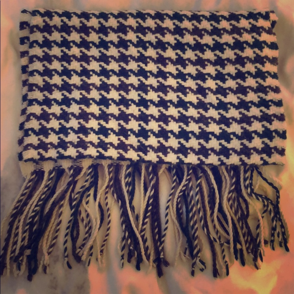 Beautiful Banana Republic houndstooth scarf.